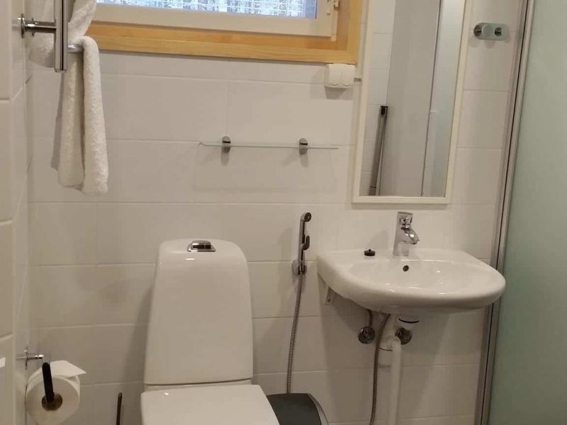 Metsäpirtti kylpyhuone