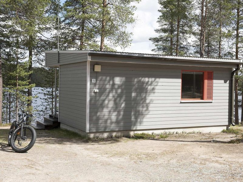 Mökki 6 ulkoa kesällä