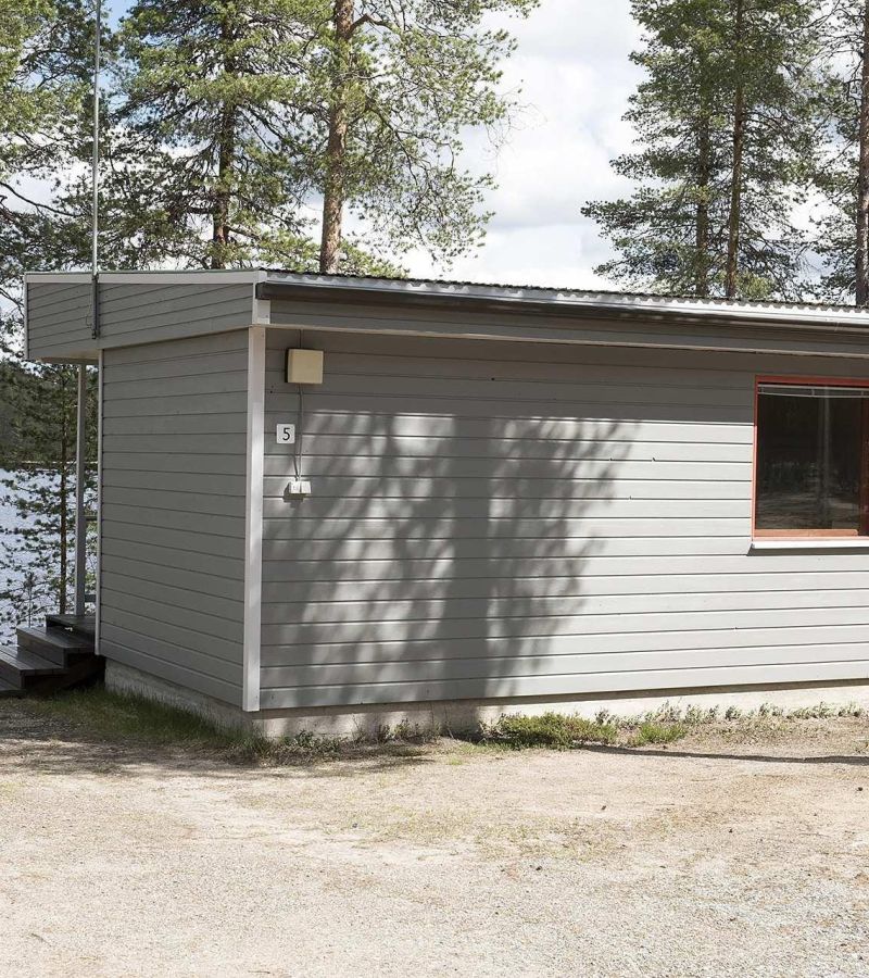 Mökki 6 ulkoa kesällä