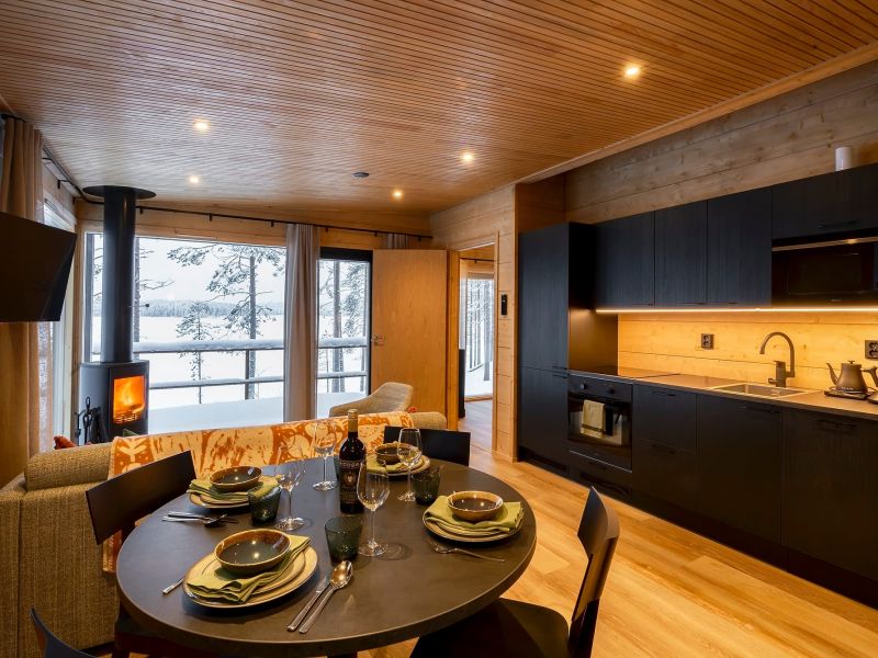 Iso Rantahuvila keittiö ja olohuone