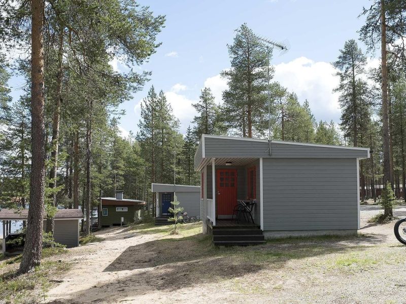 Mökki 6 ulkoa kesällä