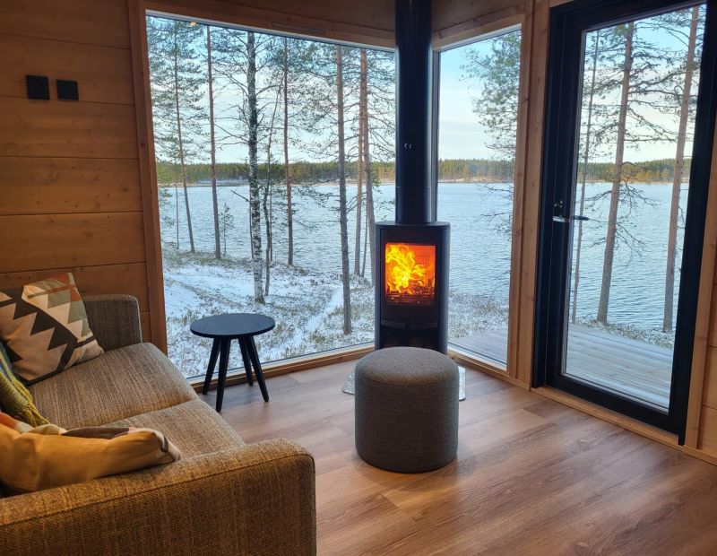 Kahden hengen rantahuvila olohuone