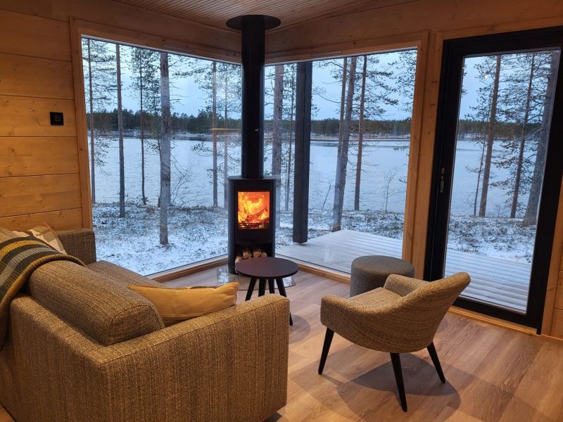 Neljän hengen rantahuvila olohuone