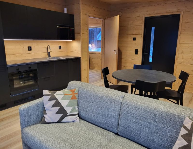 Neljän hengen rantahuvila keittiö ja eteinen