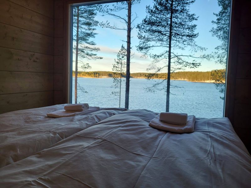Kahden hengen rantahuvila näköala sängystä