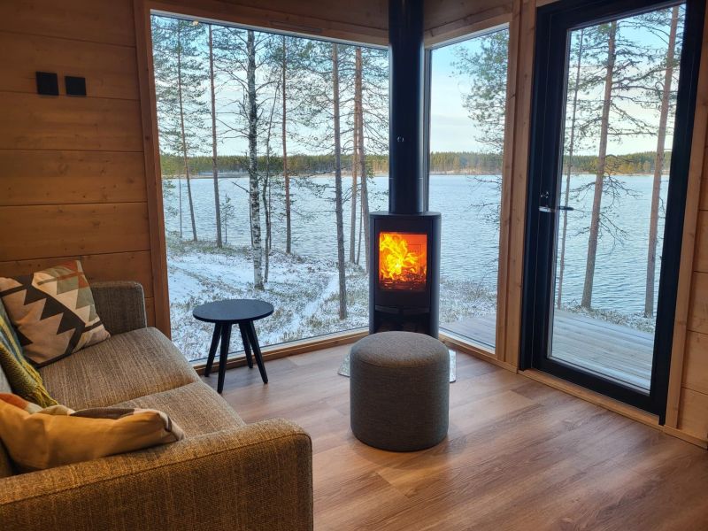 Kahden hengen rantahuvila olohuone