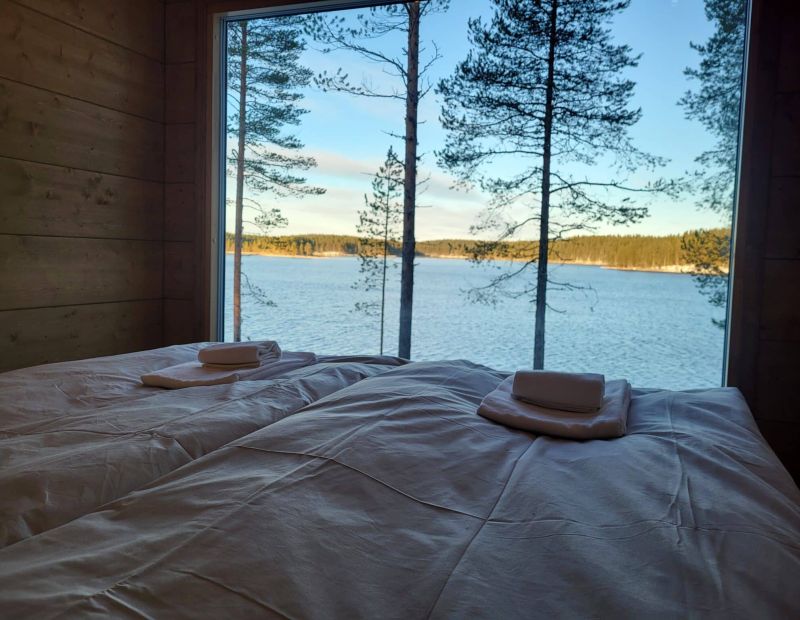 Kahden hengen rantahuvila näköala sängystä