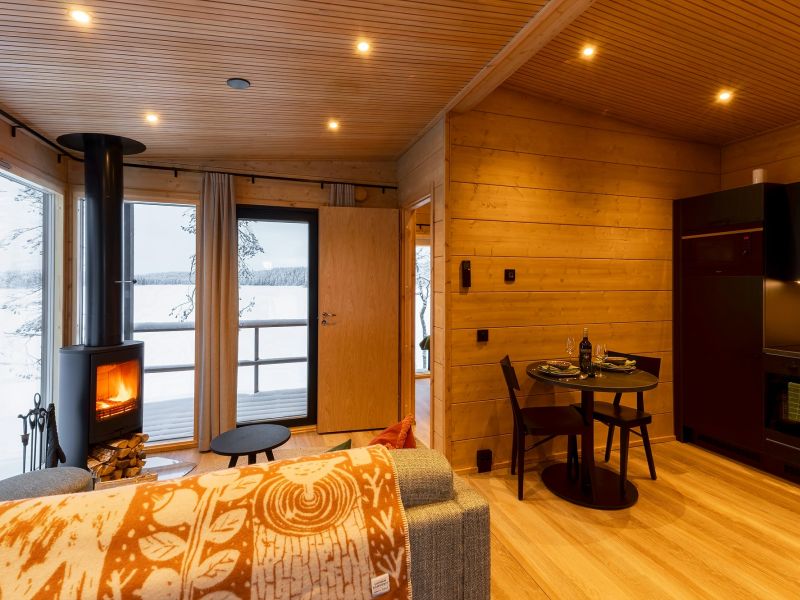 Pieni Rantahuvila olohuone ja keittiö