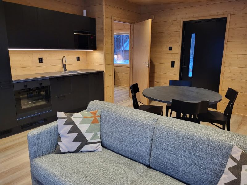 Neljän hengen rantahuvila keittiö ja eteinen