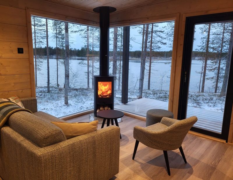 Neljän hengen rantahuvila olohuone