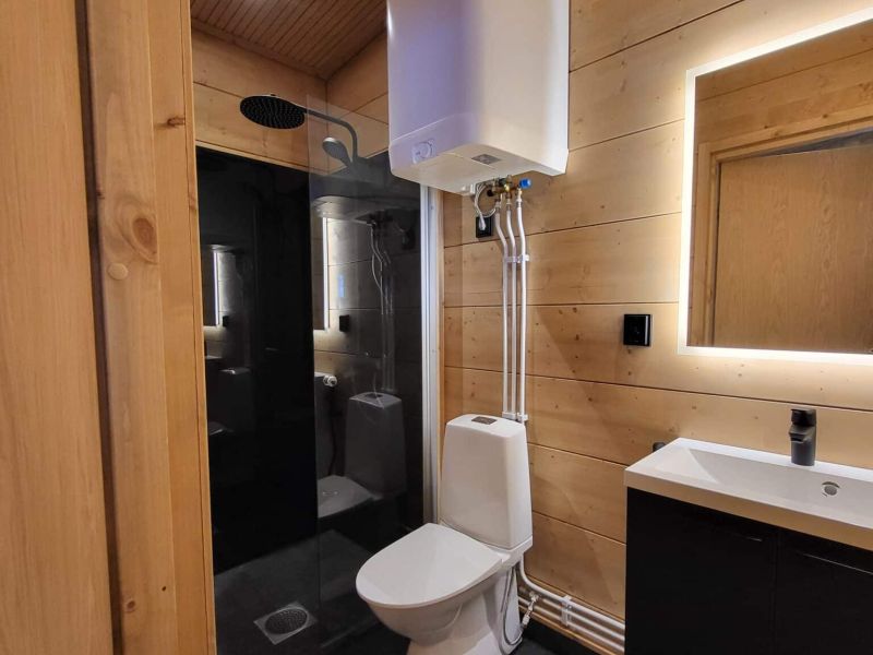 Kahden hengen huvila kylpyhuone