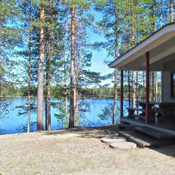 Mökin terassi rantamaisemassa.