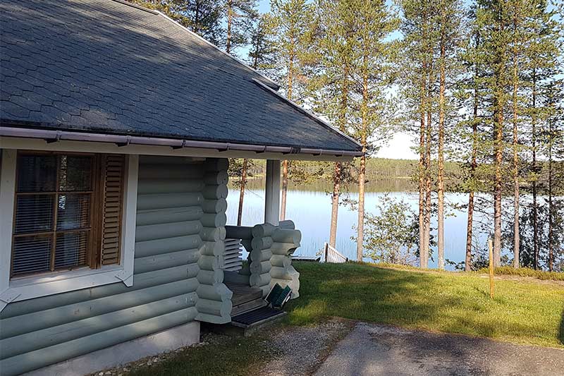 Mökit rantamaisemassa