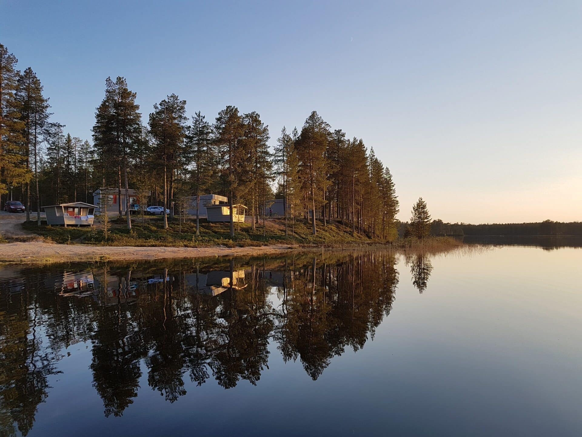 Mökit rantamaisemassa