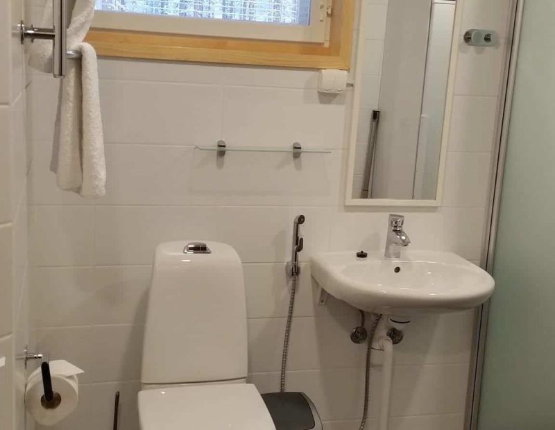 Metsäpirtti kylpyhuone