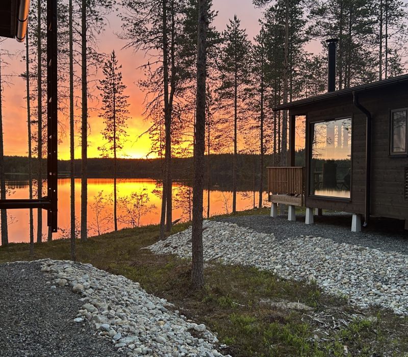 Iso huvila auringonlaskun aikaan