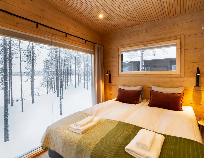 Ison Rantahuvilan parisängyllinen makuuhuone