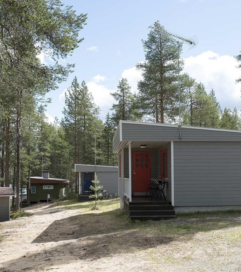 Mökki 6 ulkoa kesällä