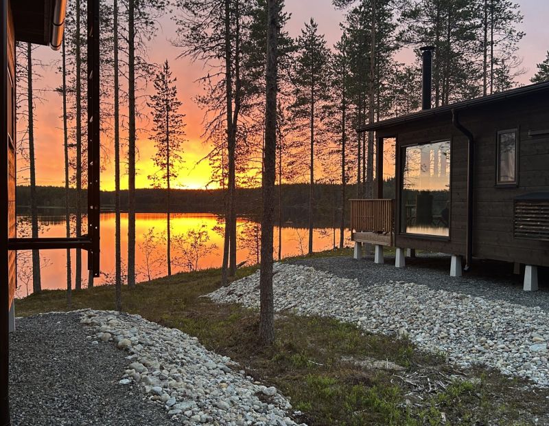Iso huvila auringonlaskun aikaan
