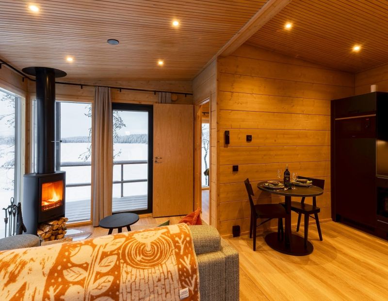 Pieni Rantahuvila olohuone ja keittiö