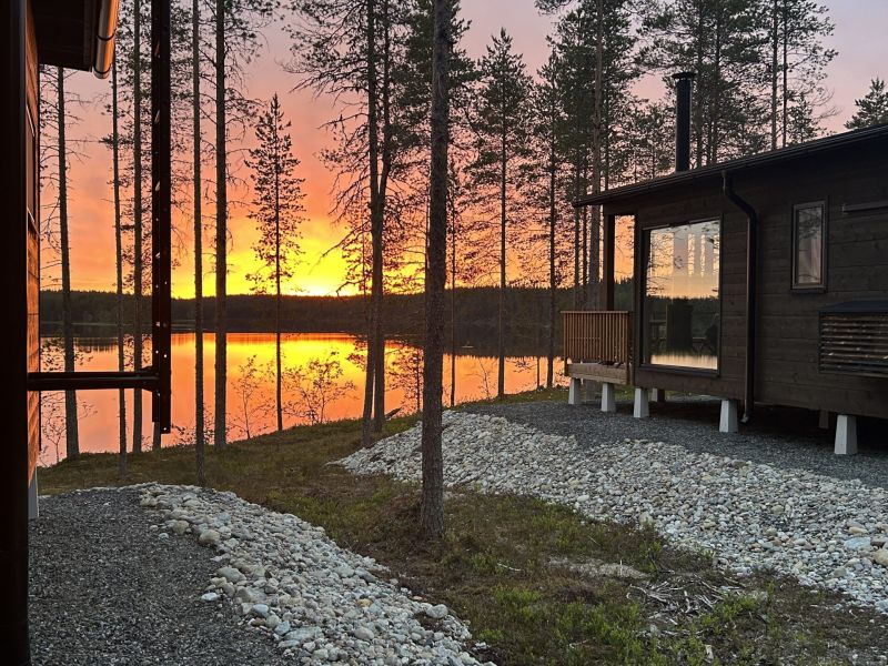 Iso huvila auringonlaskun aikaan