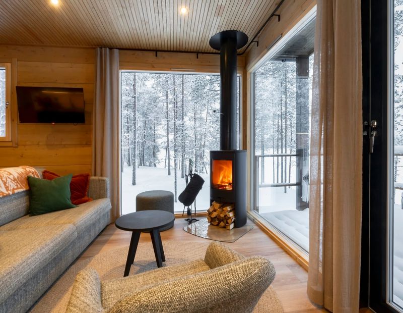 Ison rantahuvilan olohuone ja takka