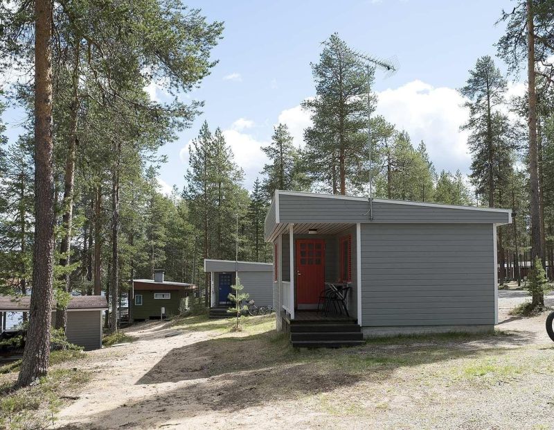 Mökki 6 ulkoa kesällä