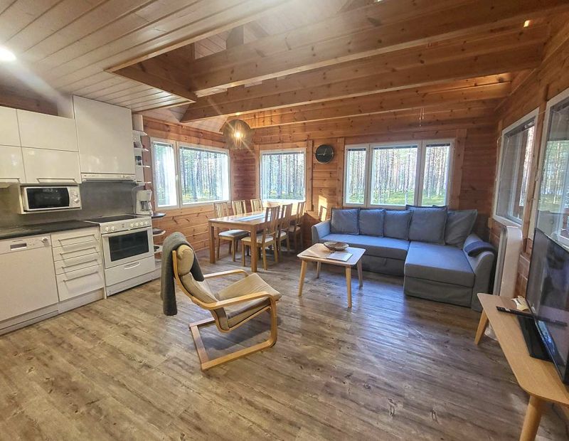 Metsäpirtti olohuone ja keittiö