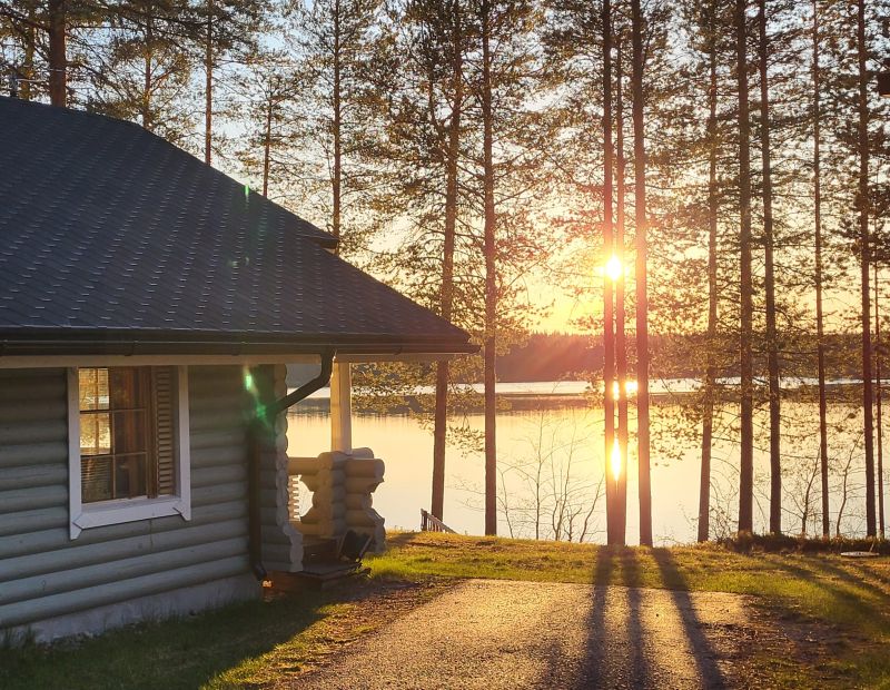 Rantamökki auringonlasku