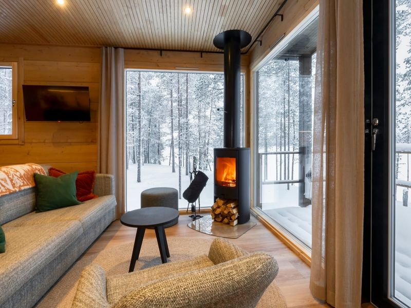 Ison rantahuvilan olohuone ja takka