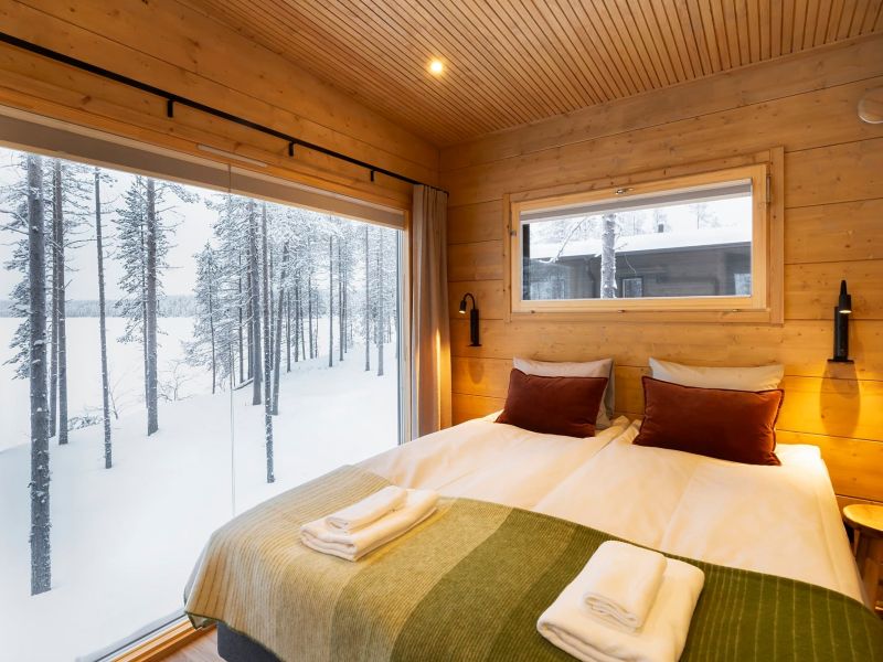 Ison Rantahuvilan parisängyllinen makuuhuone