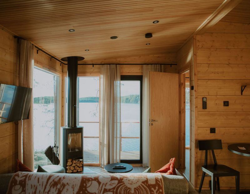 Pienen huvilan olohuone järvinäkymä kesä
